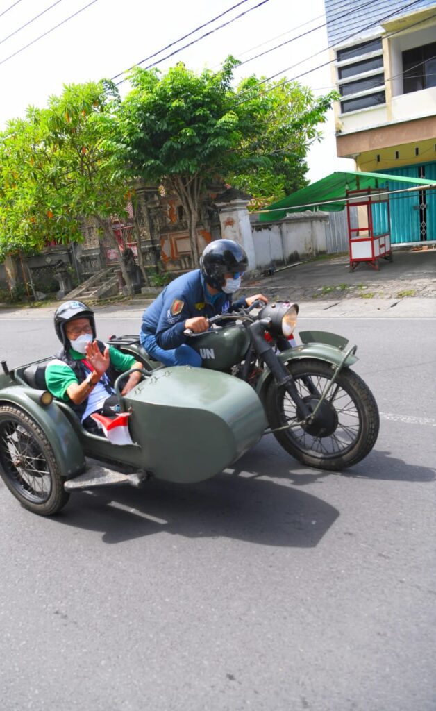 Tjetjep Heriyana jalan-jalan bersama Gubernur Jawa Barat Ridwan Kamil, menggunakan motor tua yang ada sespannya untuk berkeliling di Kota Mataram, Nusa Tenggara Barat.* (FOTO: Biro Adpim Jabar)