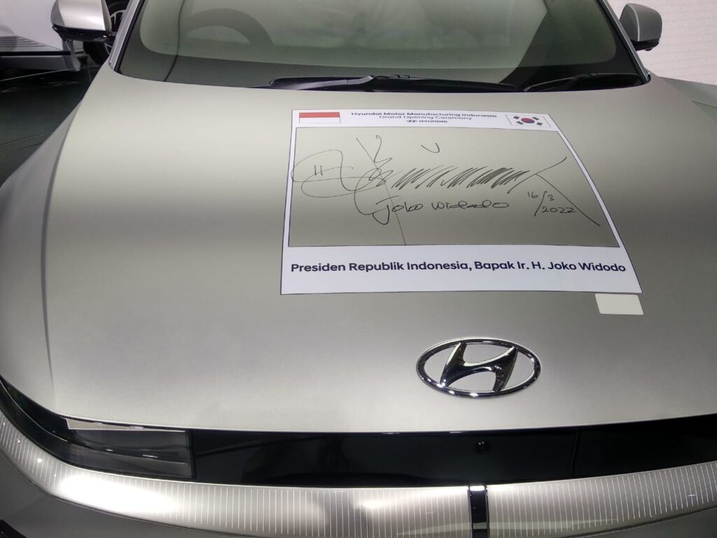  Hyundai IONIQ 5 bertanda tangan Presiden Joko Widodo.* (FOTO: Renaldi)