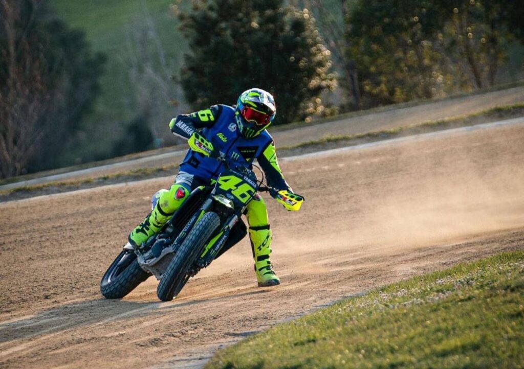 Rossi saat mengendari motocross .* (FOTO: Twitter @ValeYellow46)