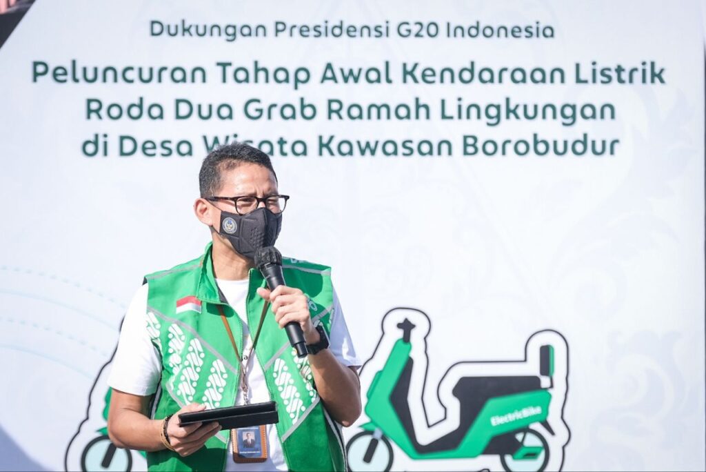 Menparekraf Sandiaga Uno menyampaikan pidatonya di acara "Layanan Kendaraan Listrik Ramah Lingkungan dari Grab di Desa Wisata Kawasan Borobudur".* (FOTO: Laman Resmi kemanparekraf.go.id)   
