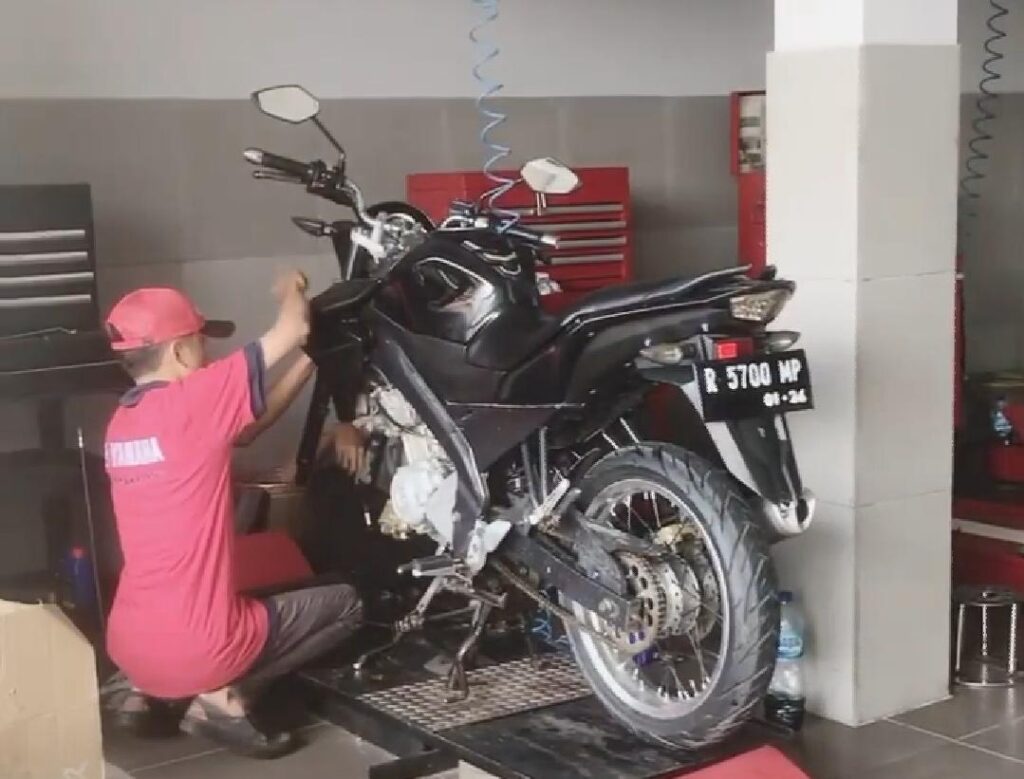 Bengkel LJ Motor Yamaha.* (FOTO: Instagram @ljmotorkrw)