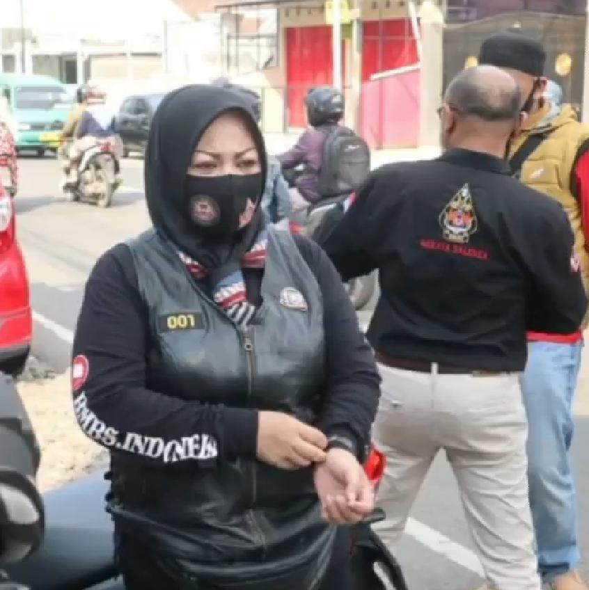 Bunda Dini, Ketum Klub Motor BMBS (Baraya Max Bandung Selatan).* (FOTO : Dok. BMBS) 